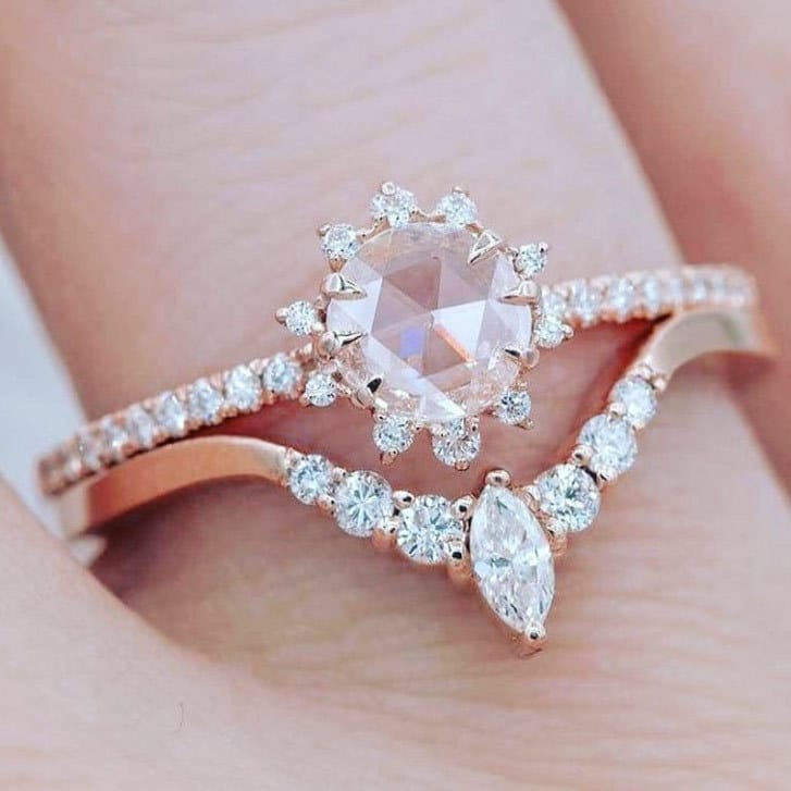 Anel de ouro rosé com zircônias em halo, da marca Rose & Oliver, exibido com detalhes brilhantes e acabamento elegante.