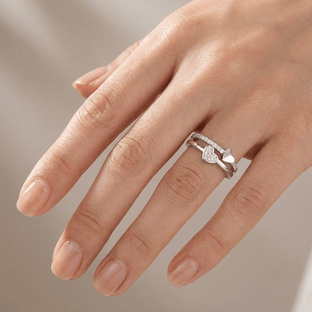 Anel ajustável Rose Gold Heart Zirconia da Rose & Oliver com coração de zirconia brilhante e acabamento em ouro rosa.