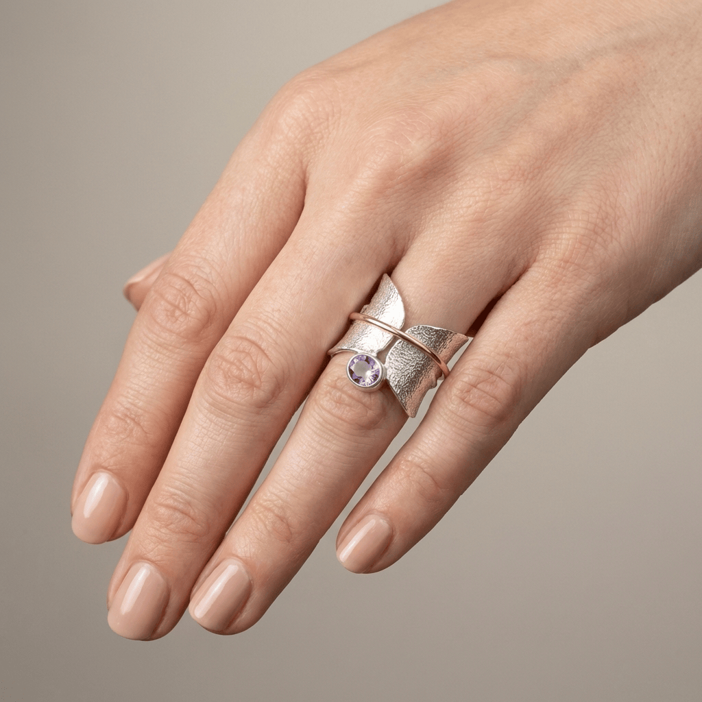 Anel Butterfly Amethyst em prata com detalhes em ouro, com borboleta decorativa da marca Rose & Oliver.
