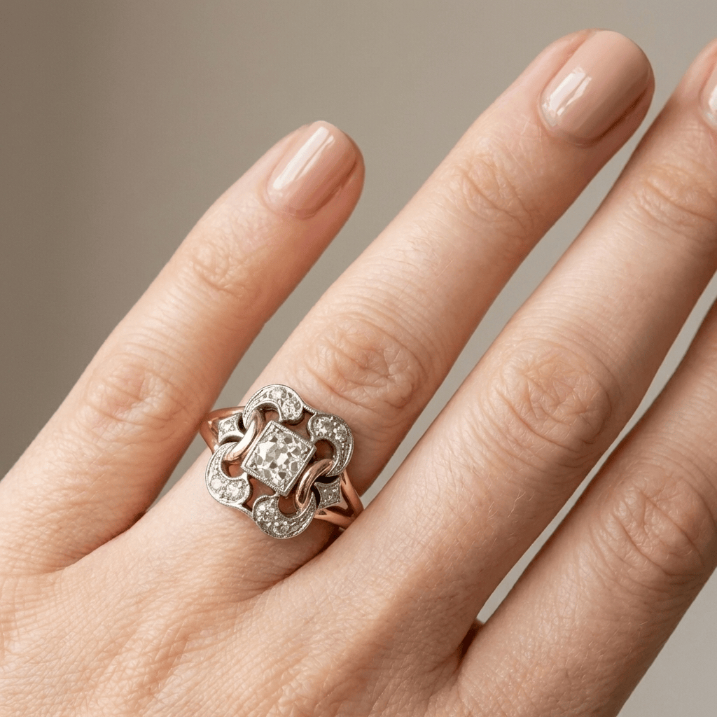 Anel retrô de escultura com detalhes em diamantes, da marca Rose & Oliver, exibido em fundo neutro.