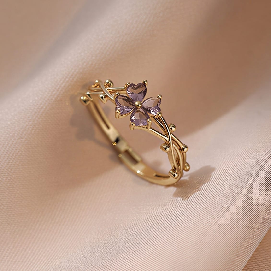 Anel ajustável de flor de ametista da Rose & Oliver, com pedra de ametista roxa e detalhes delicados em prata.
