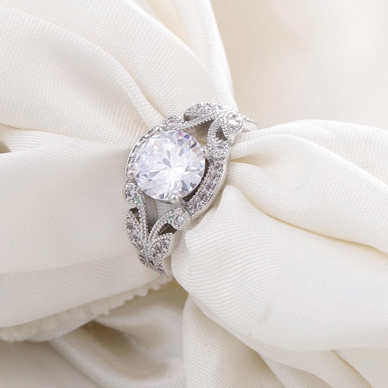 Anel vintage de prata com zircônia e design trançado, da marca Rose & Oliver, exibido em close na imagem.