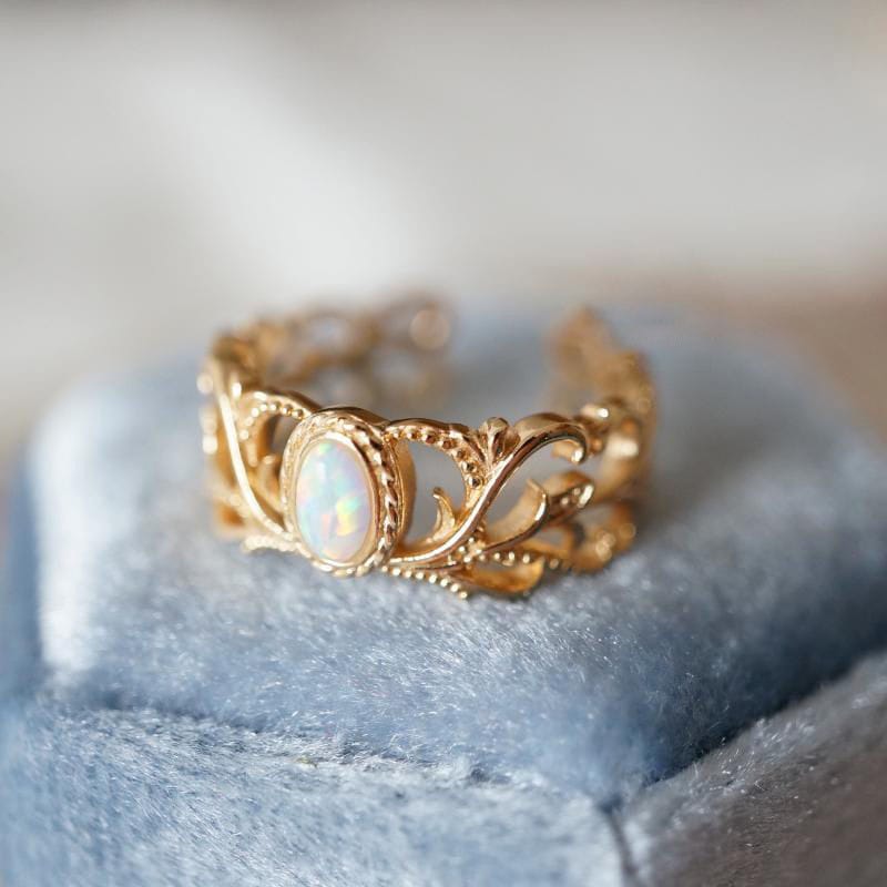 Anel ajustável Rose Gold Opal Celestial Wings da Rose & Oliver, com detalhes de asas e pedra opala brilhante.