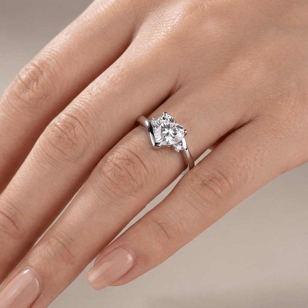 Anel de prata Heart Zirconia Bypass da Rose & Oliver com detalhes de zirconia e design entrelaçado.