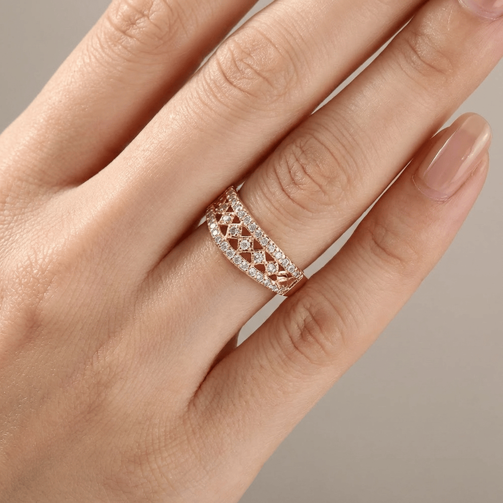 Anel feminino Rose & Oliver Gold Pave Band com detalhes em ouro e pedras brilhantes, em close-up com fundo neutro.