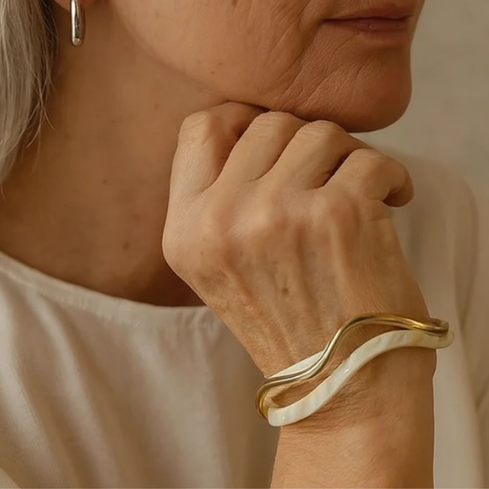 Pulseira elegante de ouro com opala branca, da marca Rose & Oliver, exibindo detalhes delicados e brilho sofisticado.