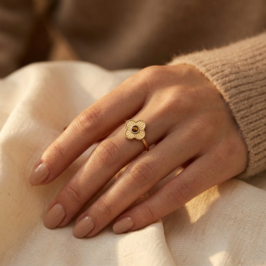 Anel aberto dourado com detalhes florais, da marca Rose & Oliver, exibindo um design delicado e elegante.