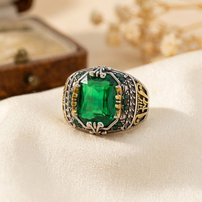 Anel vintage prateado com esmeralda verde, design clássico, da marca Rose & Oliver, destaque na imagem.