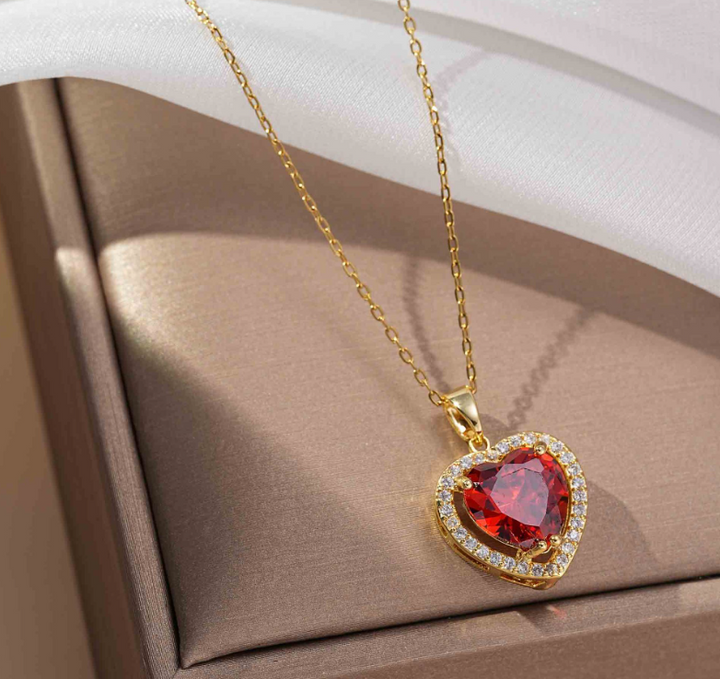Colar Carmessia Draevyn em ouro da Rose & Oliver, com delicado design de colaragem e acabamento brilhante.