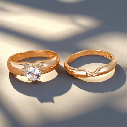 Conjunto de joias Heart Halo Duo Ring da Rose & Oliver com dois anéis com detalhes de coração e brilho.
