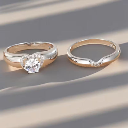 Conjunto de joias Heart Halo Duo Ring da Rose & Oliver com dois anéis de coração e halo de zircônias, brilhantes e elegantes.