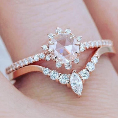 Anel de ouro rosé com zircônias em halo, da marca Rose & Oliver, exibido com detalhes brilhantes e acabamento elegante.