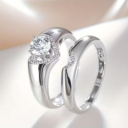 Conjunto de joias Heart Halo Duo Ring da Rose & Oliver com dois anéis de coração com detalhes de halo.