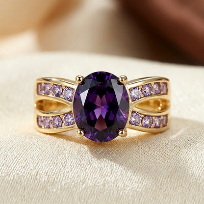 Anel de ouro com pedra ametista em banda dividida, da marca Rose & Oliver, exibindo detalhes elegantes e acabamento refinado.
