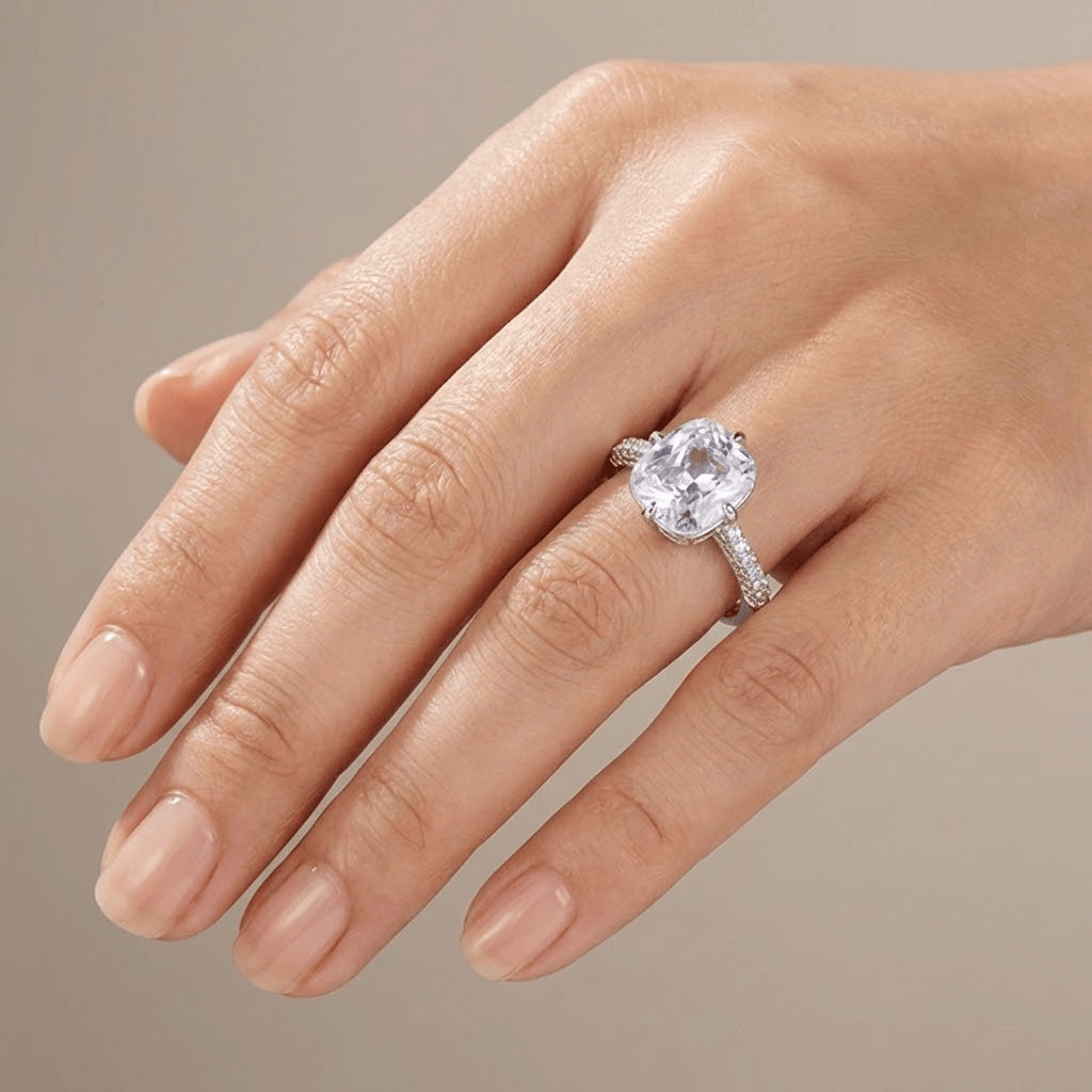 Anel oval com zircônia branca em ouro branco, elegante e sofisticado, da marca Rose & Oliver.