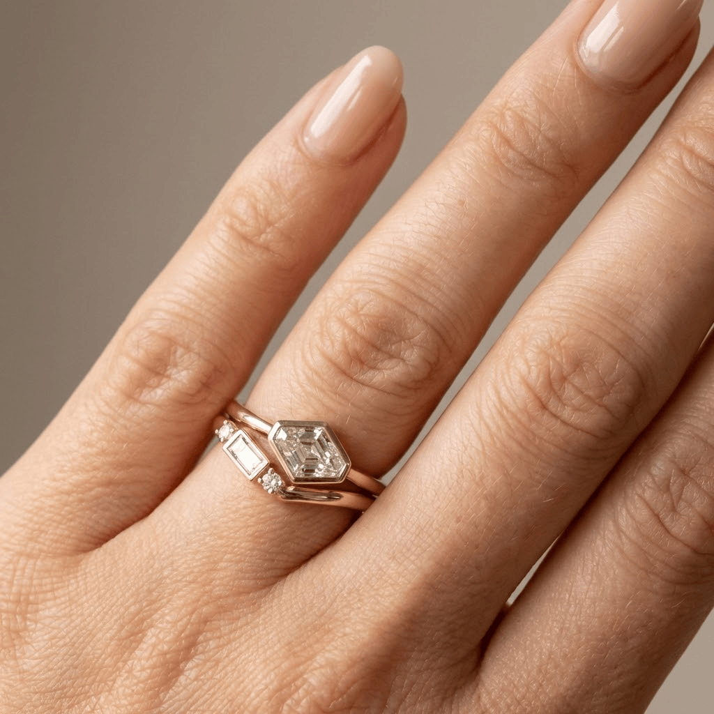 Conjunto de joias com anéis de diamante geométrico dourado da Rose & Oliver, com detalhes elegantes e design moderno.