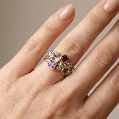 Conjunto de anéis empilhados de ouro com gemas coloridas, joias da marca Rose & Oliver, detalhes vibrantes e brilhantes