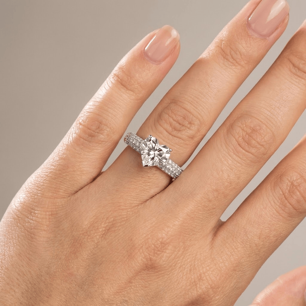 Anel Heart Diamond em prata com pavê de diamantes, da marca Rose & Oliver, com design delicado e detalhes brilhantes.