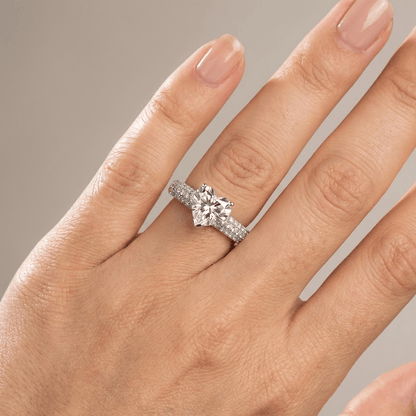 Anel Heart Diamond em prata com pavê de diamantes, da marca Rose & Oliver, com design delicado e detalhes brilhantes.