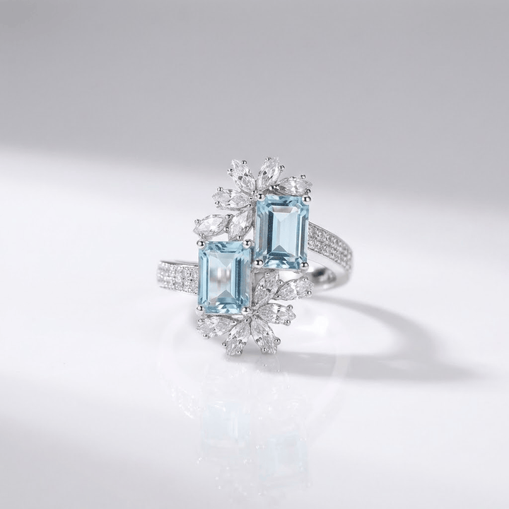 Anel de prata com cristal de aquamarine ajustável, design elegante da marca Rose & Oliver, destaque na imagem.