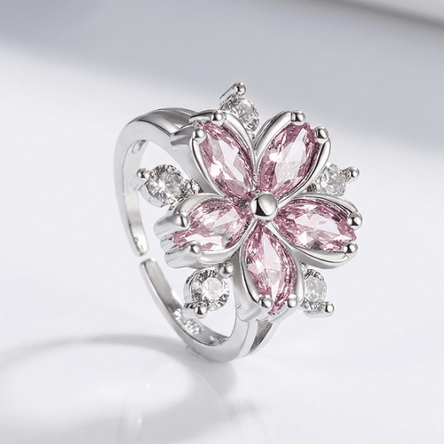 Anel ajustável Rose & Oliver com cristal de cerejeira rosa e detalhes em prata, mostrando o design delicado e elegante.