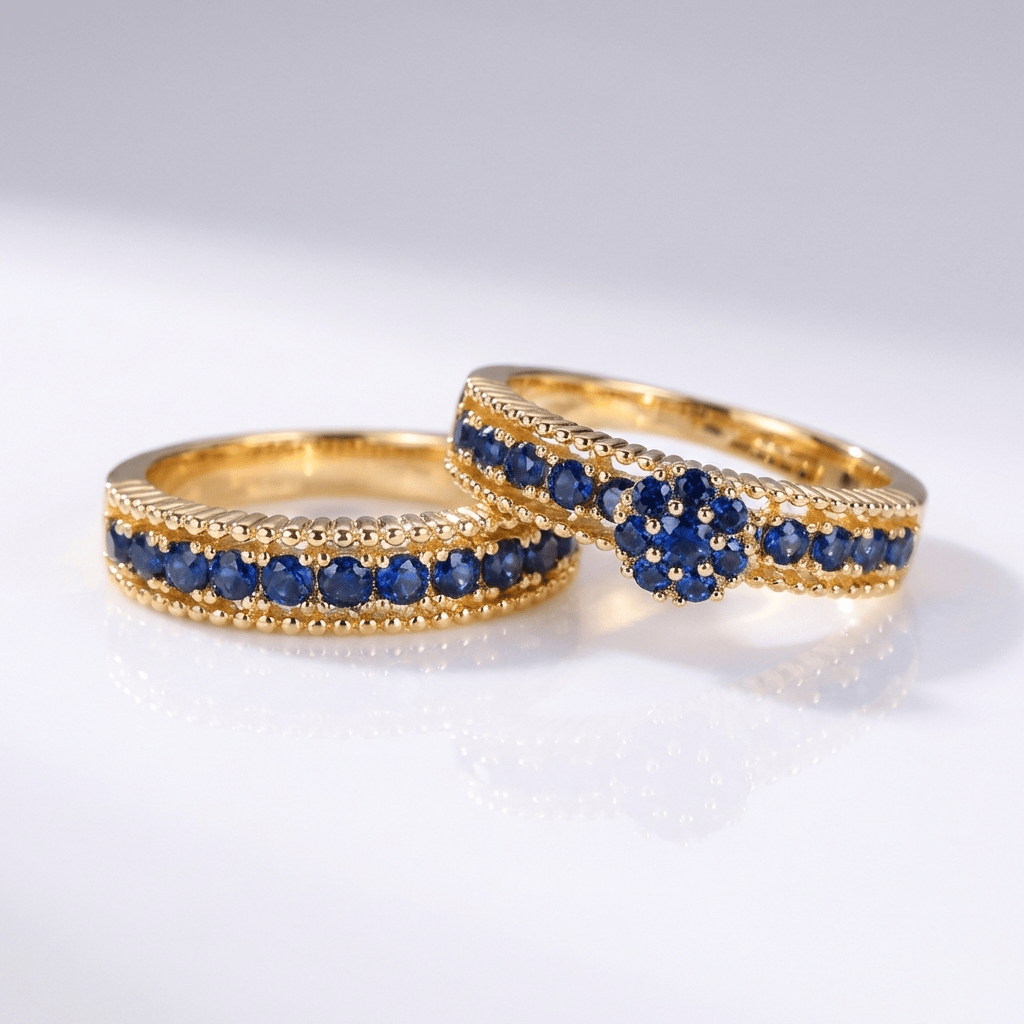 Conjunto de anéis empilhados de safira azul e ouro da Rose & Oliver, joalheria elegante para usar no dedo.