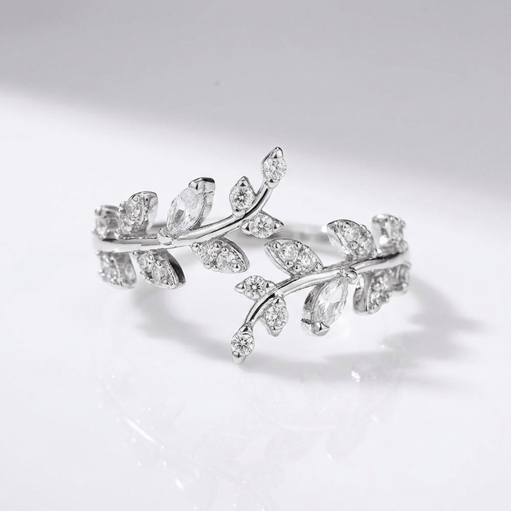 Anel ajustável Rose & Oliver de folha de cristal prateada com design delicado e detalhes vítreos, ideal para ocasiões especiais.