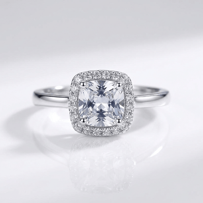 Anel de prata com halo de zircônia, estilo ring Rose & Oliver, com detalhes brilhantes e acabamento elegante.