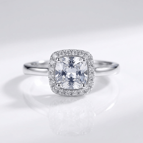 Anel de prata com halo de zircônia, estilo ring Rose & Oliver, com detalhes brilhantes e acabamento elegante.
