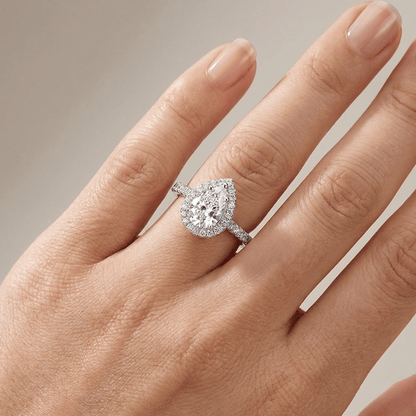 Anel de prata com halo de zircônia Pear, design elegante, popular marca Rose & Oliver, joia sofisticada para ocasiões especiais.