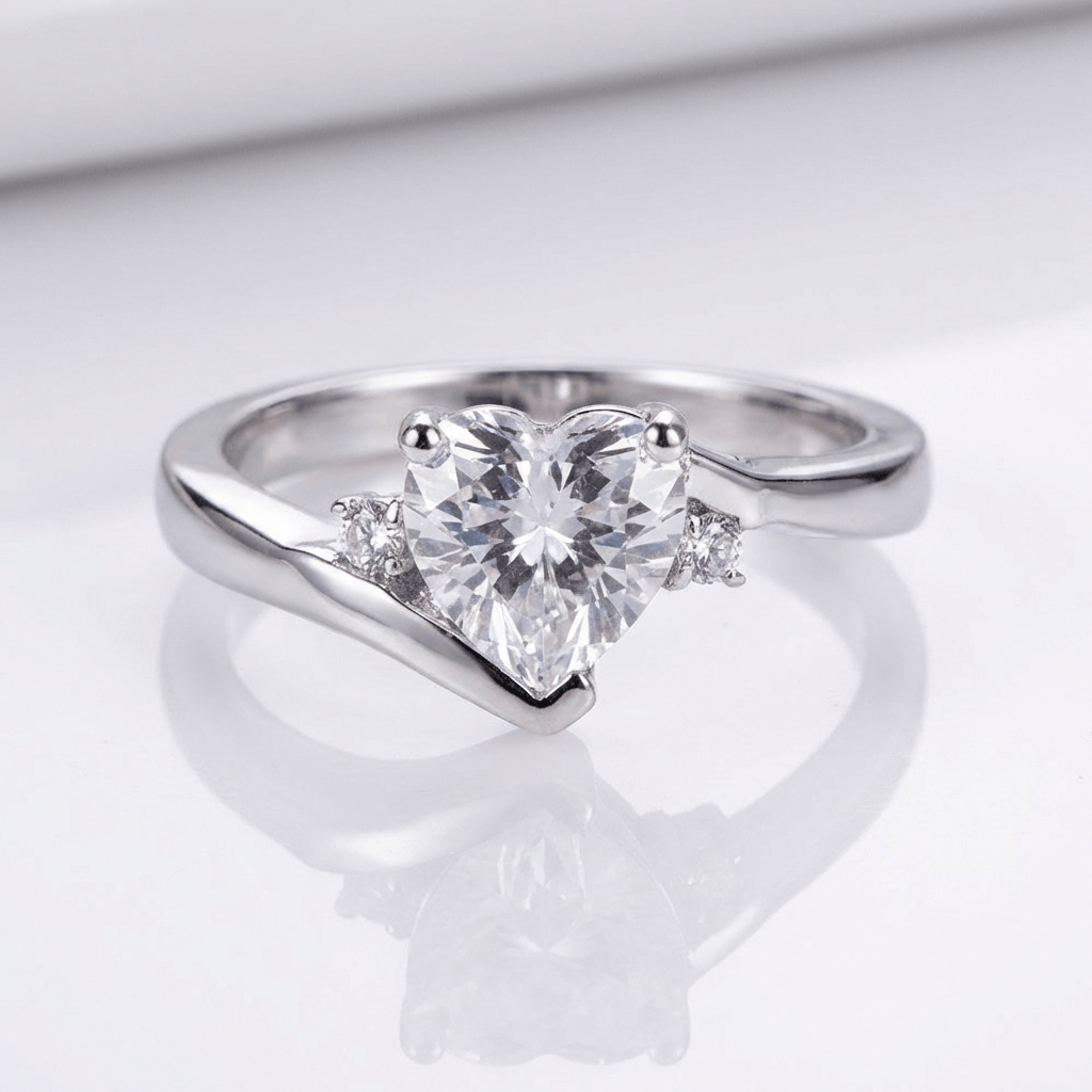 Anel de prata Heart Zirconia by Rose & Oliver, design bypass com zircônias brilhantes e acabamento elegante.