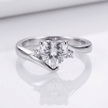 Anel de prata Heart Zirconia by Rose & Oliver, design bypass com zircônias brilhantes e acabamento elegante.