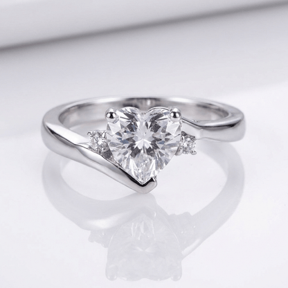 Anel de prata Heart Zirconia by Rose & Oliver, design bypass com zircônias brilhantes e acabamento elegante.