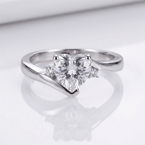 Anel de prata Heart Zirconia by Rose & Oliver, design bypass com zircônias brilhantes e acabamento elegante.