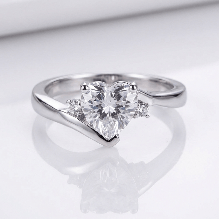 Anel de prata Heart Zirconia by Rose & Oliver, design bypass com zircônias brilhantes e acabamento elegante.