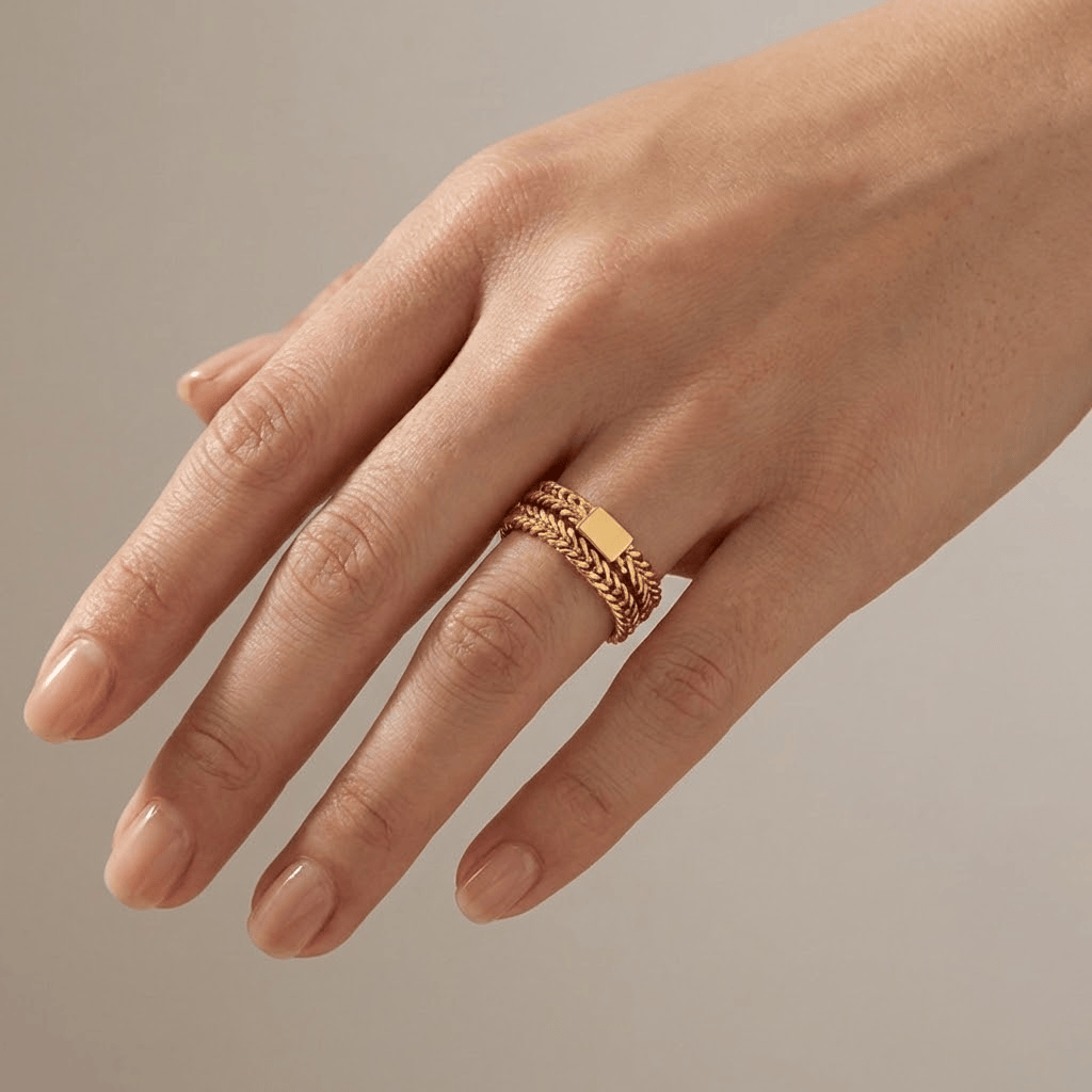 Anel de malha trançada dourada da Rose & Oliver, com design elegante em ouro, visualizado de frente com detalhes brilhantes.
