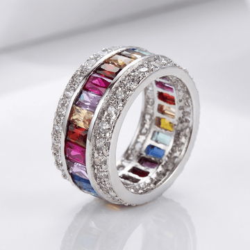 Anel de prata com faixa de pedras coloridas em forma de arco-íris, da marca Rose & Oliver, com detalhes brilhantes e acabamento elegante.