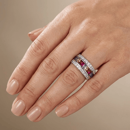 Anel de prata Rainbow com pedras preciosas coloridas, design elegante da marca Rose & Oliver.
