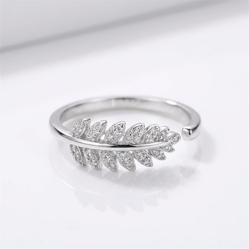 Anel ajustável Rose & Oliver com pena de prata e zirconia brilhante, design delicado e elegante para uso diário.