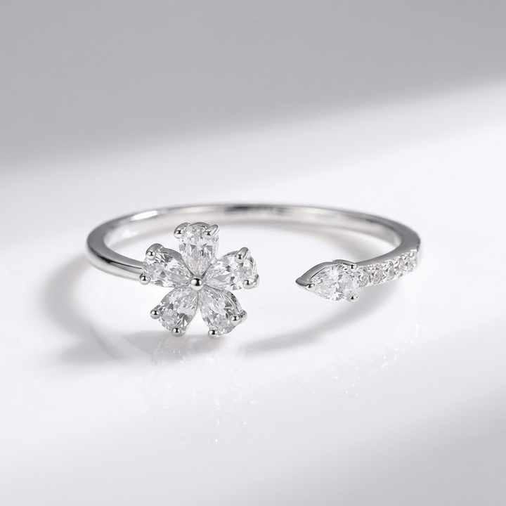 Anel ajustável Rose & Oliver com flor de zircônia prateada, detalhes delicados e acabamento brilhante.