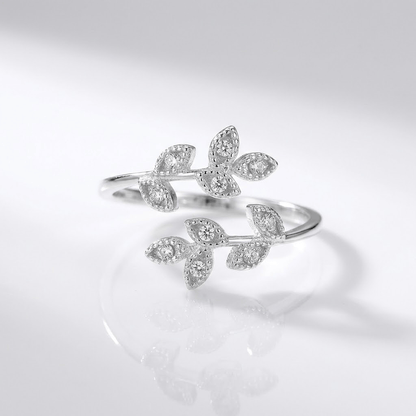 Anel ajustável Rose & Oliver com folhas de zircônia prateada, design elegante e delicado, perfeito para ocasiões especiais.