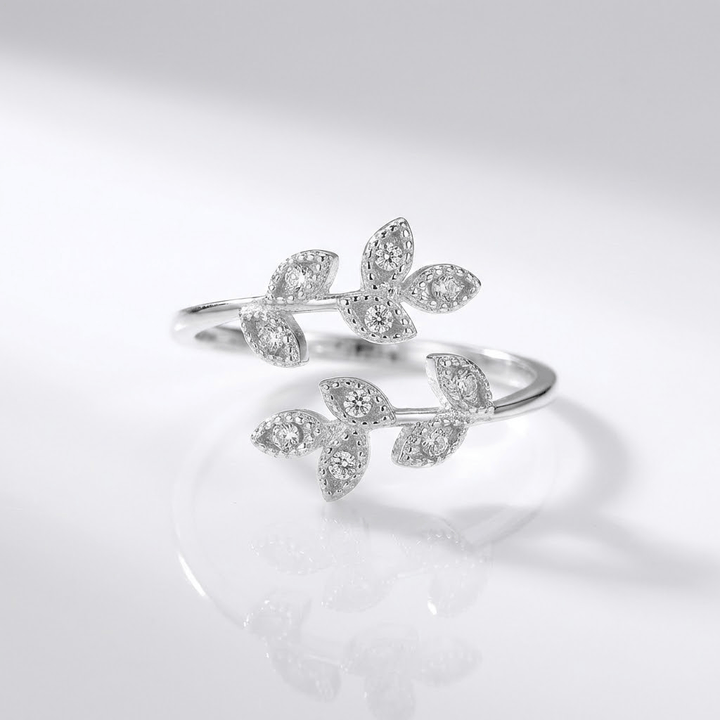Anel ajustável Rose & Oliver com folhas de zircônia prateada, design elegante e delicado, perfeito para ocasiões especiais.