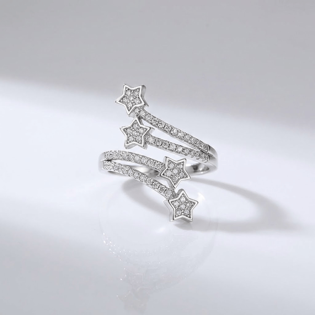 Anel ajustável Rose & Oliver com acabamento em prata e detalhes de zircônia em forma de estrela prateada.