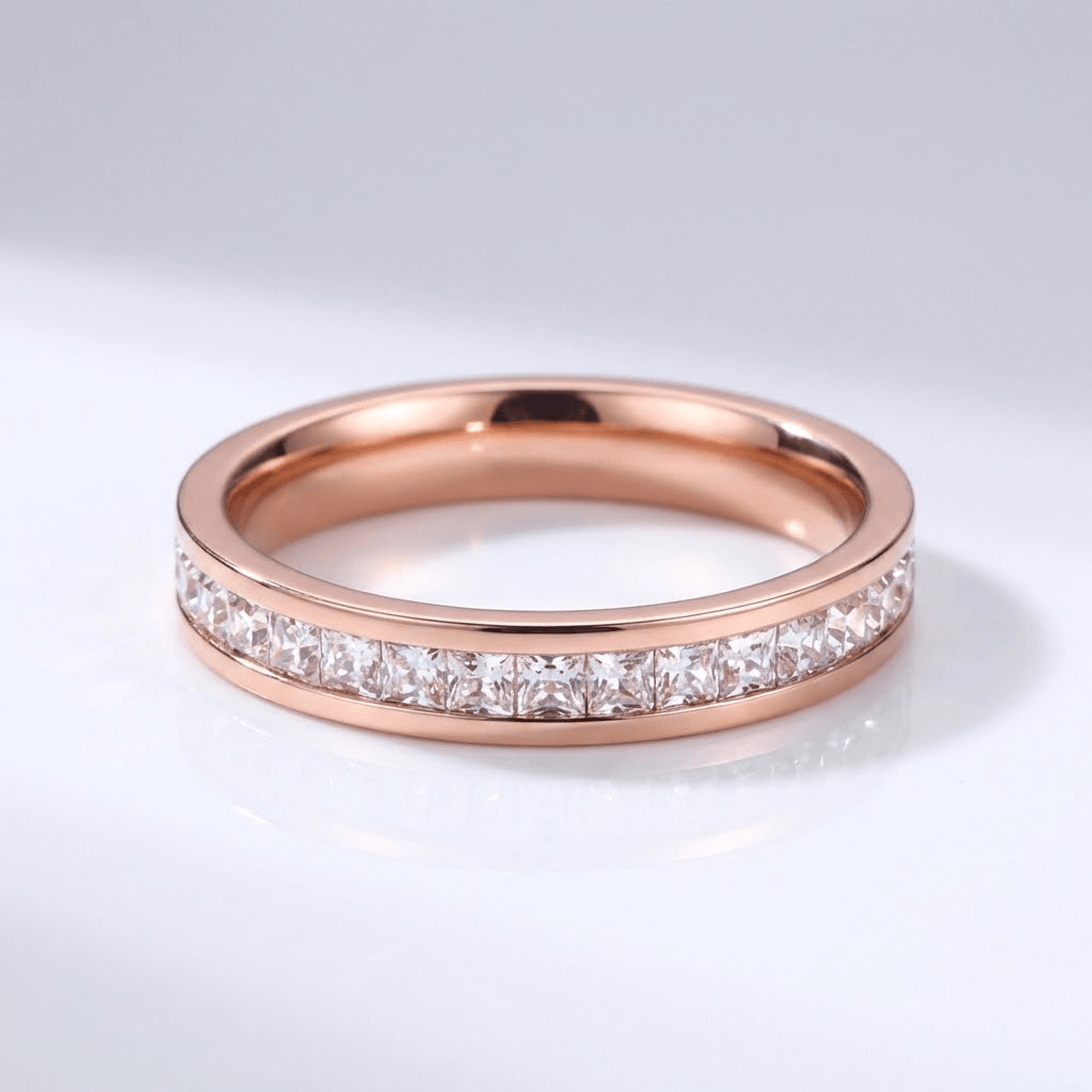 Anel de prata rosé com zircônias brilhantes, estilo band, marca Rose & Oliver, detalhe delicado e elegante.