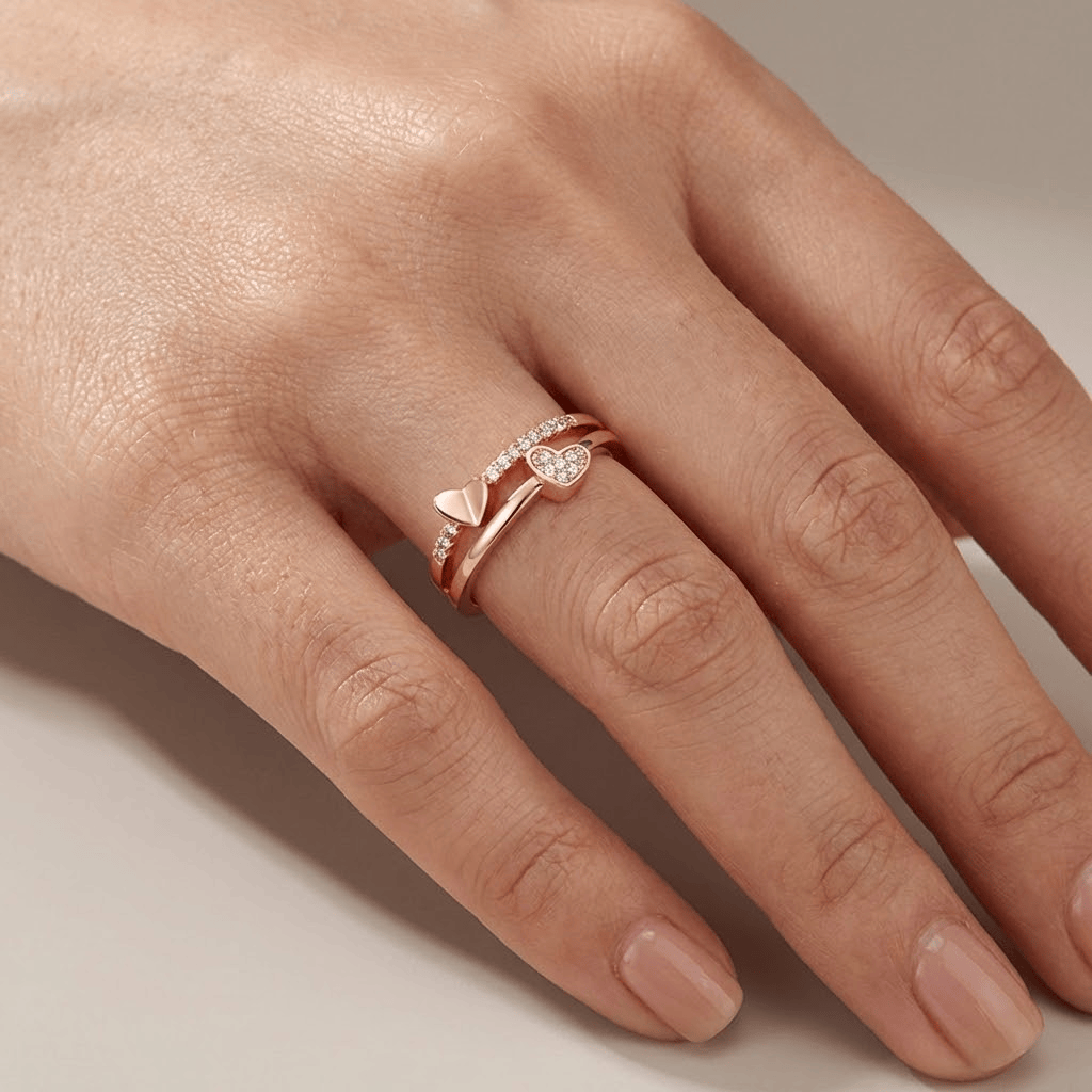 Anel ajustável Rose Gold Heart Zirconia da Rose & Oliver com coração de zirconia brilhante e design delicado.