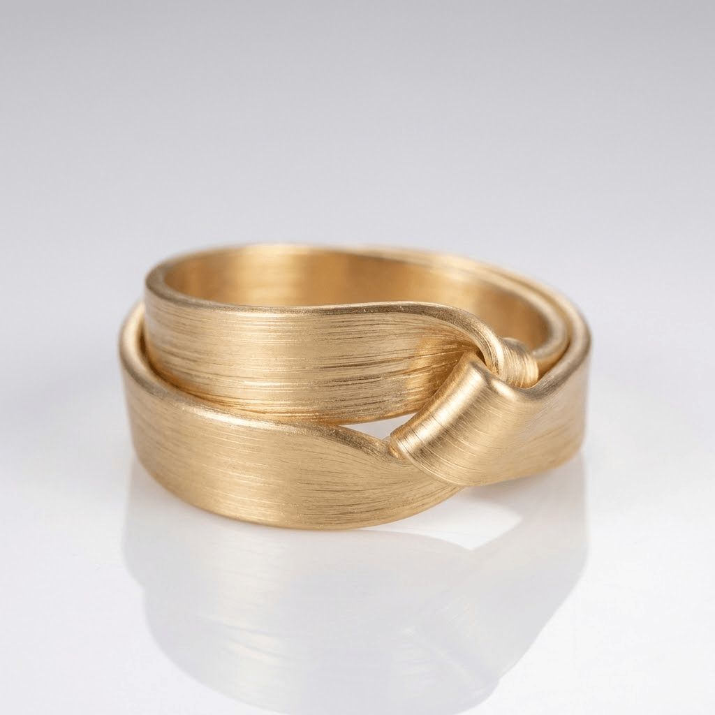 Anel vintage dourado Rose & Oliver ajustável com acabamento em ouro, detalhes elegantes e design clássico.