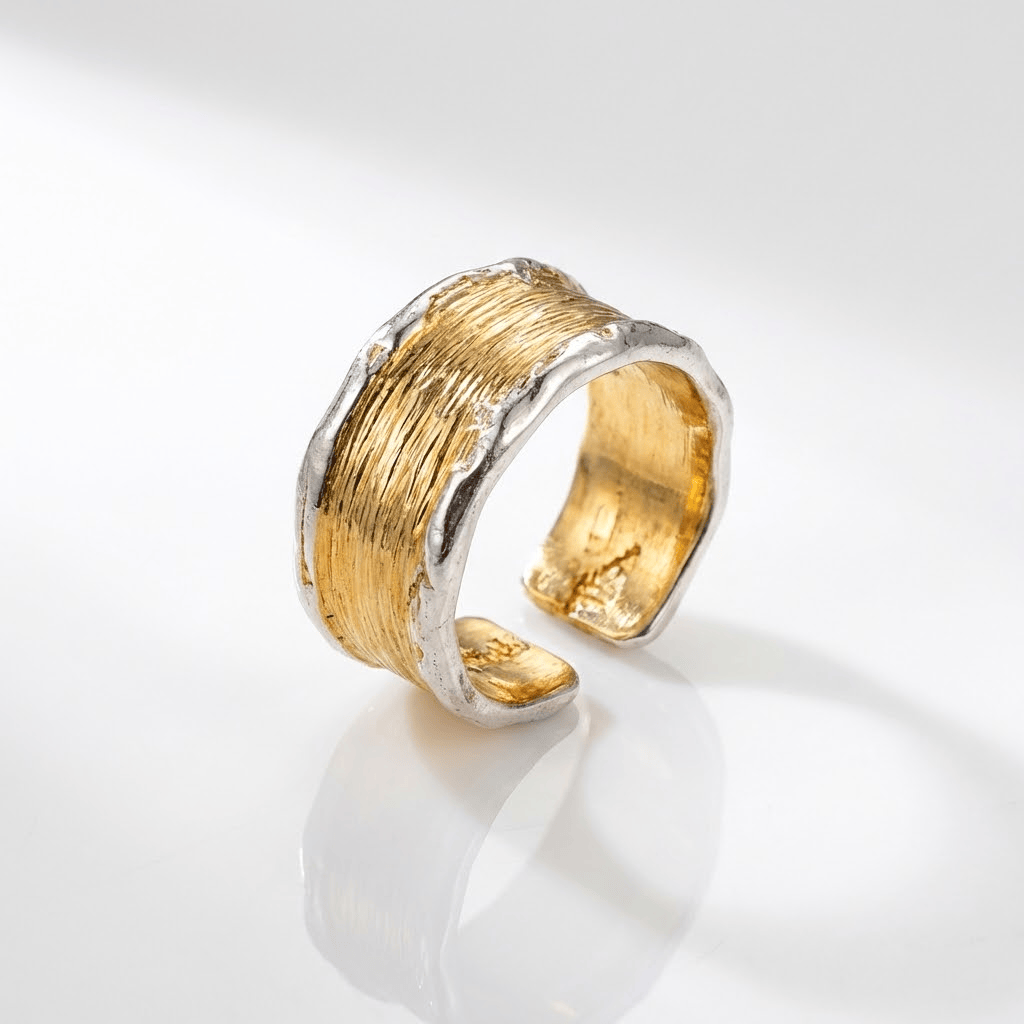Anel ajustável Rose & Oliver de dois tons em ouro e prata, com acabamento artesanal e design elegante.