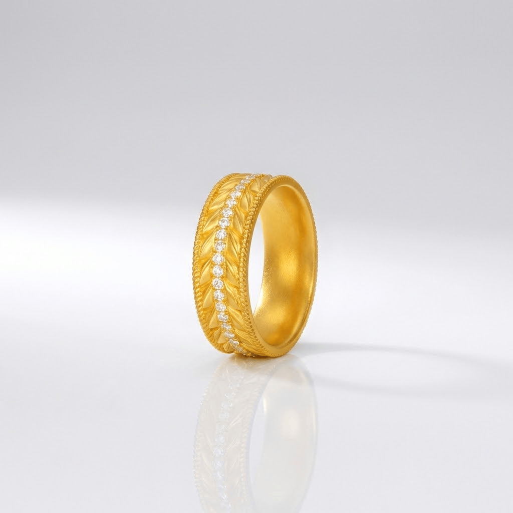 Anel de banda dourado com textura, estilo contemporâneo, da marca Rose & Oliver, exibido em close na imagem.
