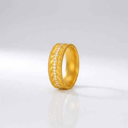 Anel de banda dourado com textura, estilo contemporâneo, da marca Rose & Oliver, exibido em close na imagem.