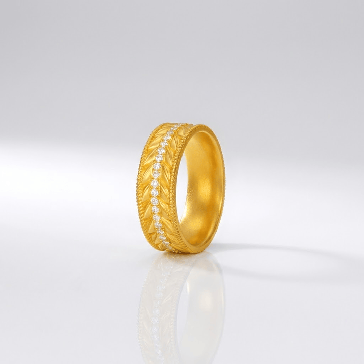 Anel de banda dourado com textura, estilo contemporâneo, da marca Rose & Oliver, exibido em close na imagem.